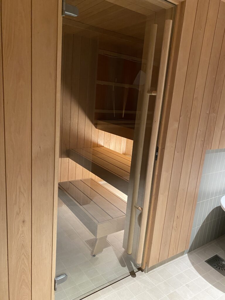 Pieni ja kompakti sauna sai uudet lauteet ja panelipinnat kauttaaltaan.