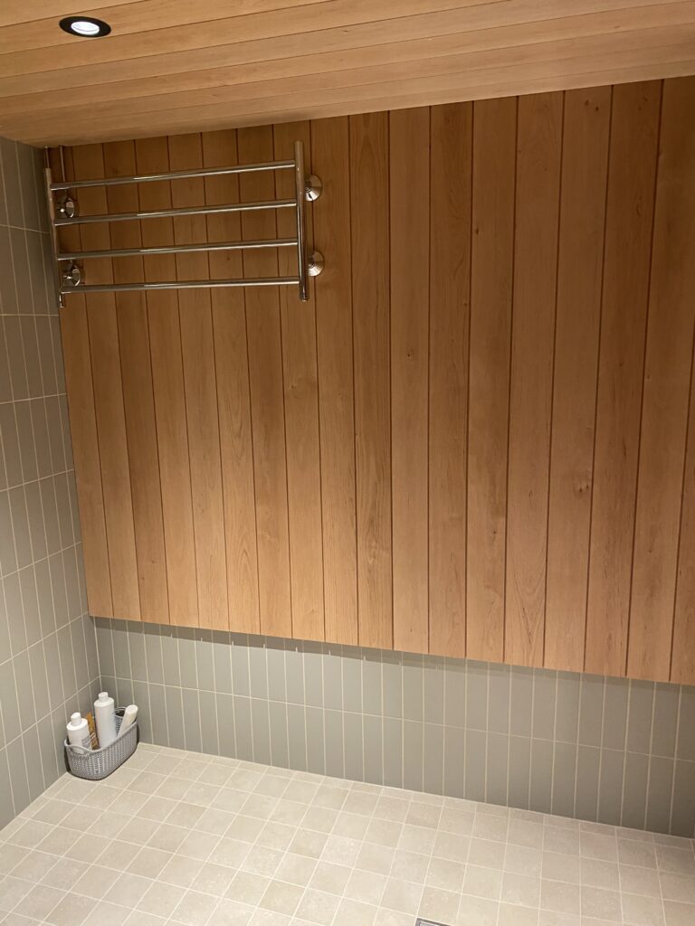 Puinen paneeliseinä jossa pyyhkeiden kuivatus mahdollisuus.
