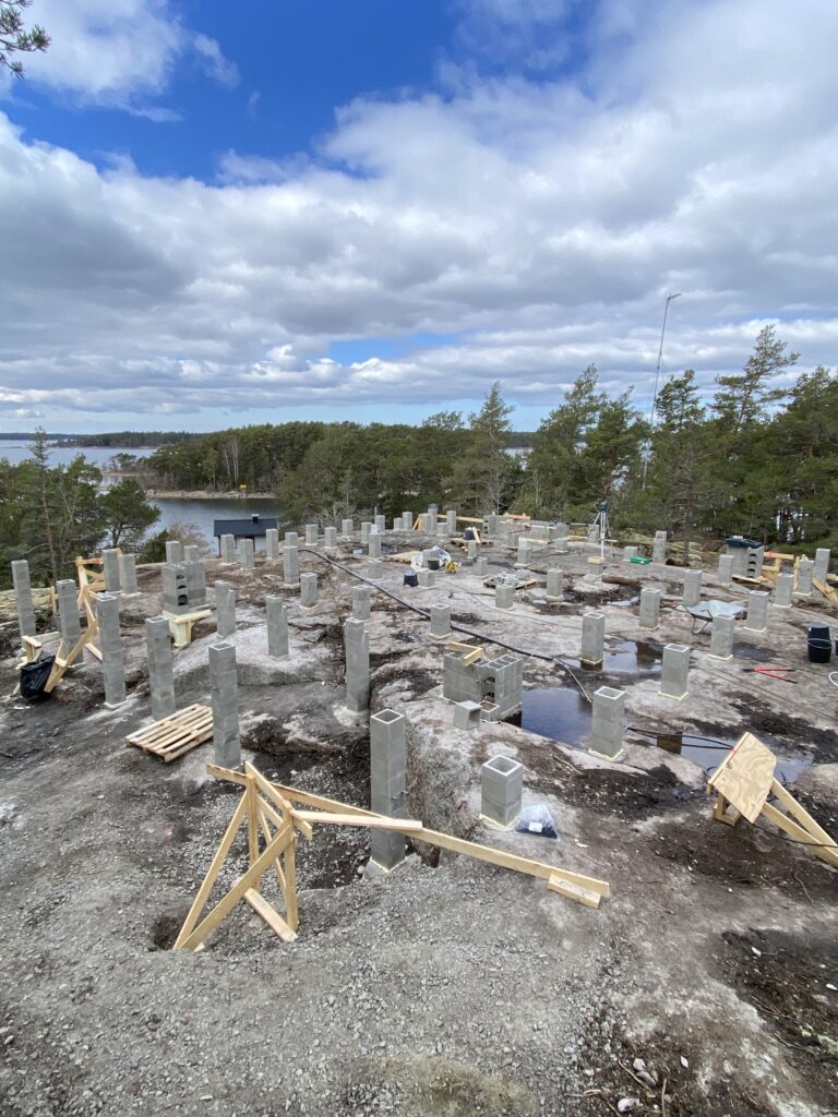 Harkkoperustuksien valmitus todella hienolla saariston maisemalla.