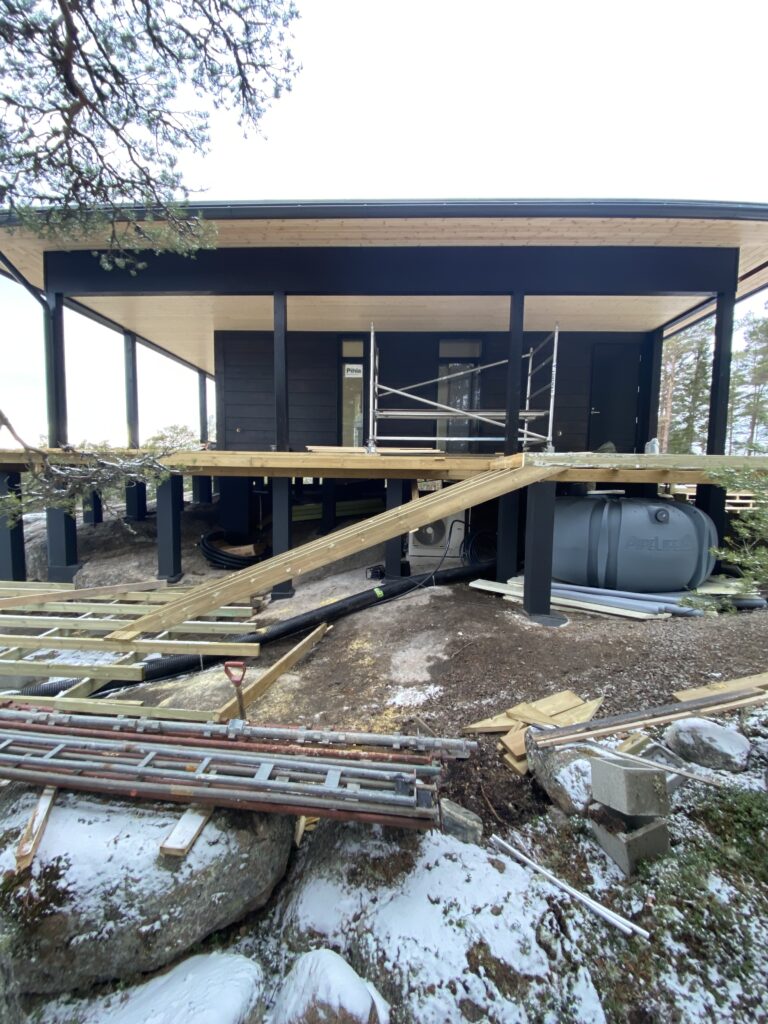 Veden harmaavesisuodatin järjestelmä ja ilmalämpöpumppu on asennettu terassin alle. Kesäasunnon ympäristöön on rakenteilla isot terassi alueet.