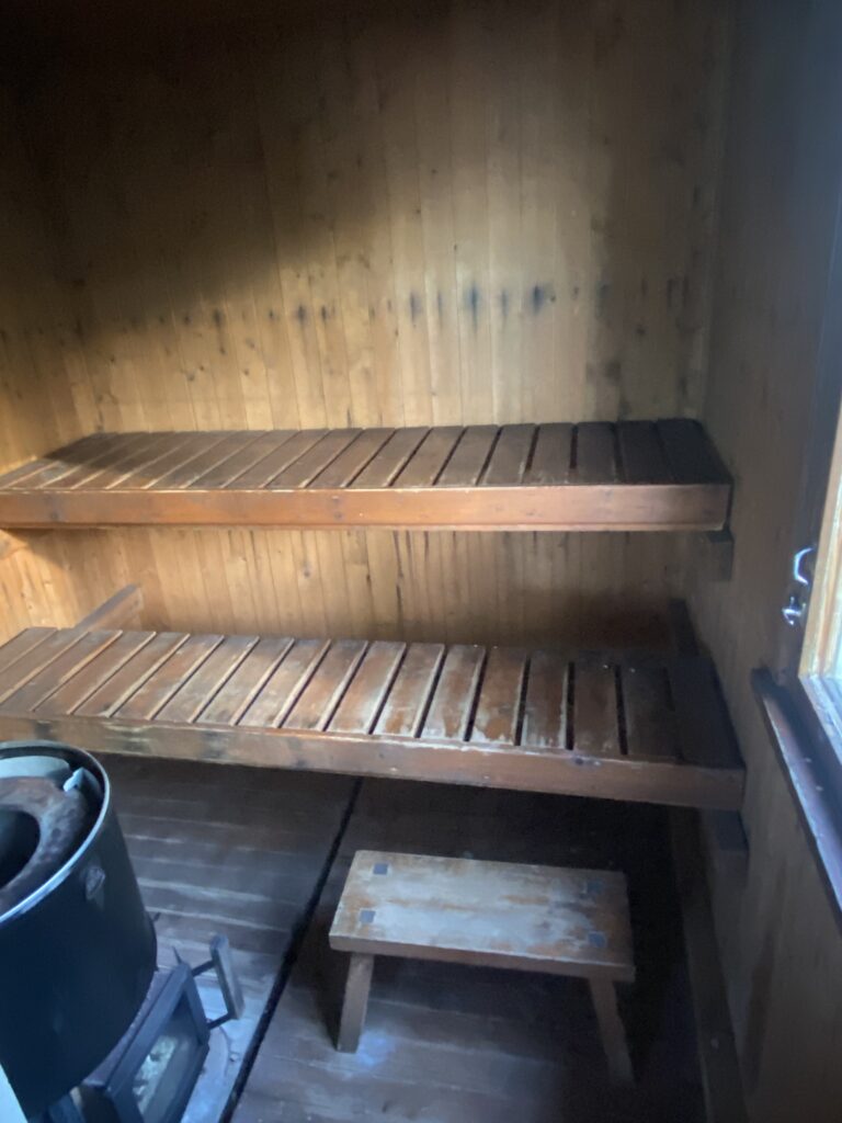 Lähtötilanne jossa jo vuosi vanha sauna käytiin kokonaan läpi.