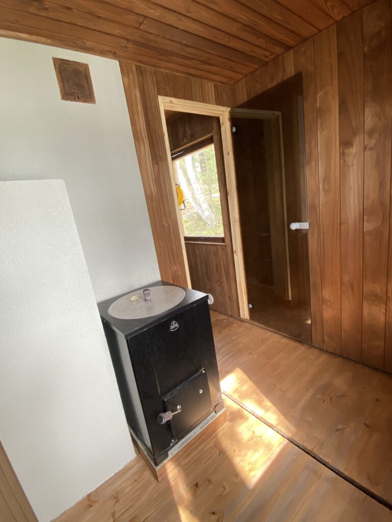 Saunan ja pesutilan uusittu lattia sekä paneelikatto ja seinäpaneelit.
Saunan lasiovi lisää myös valoisuutta.