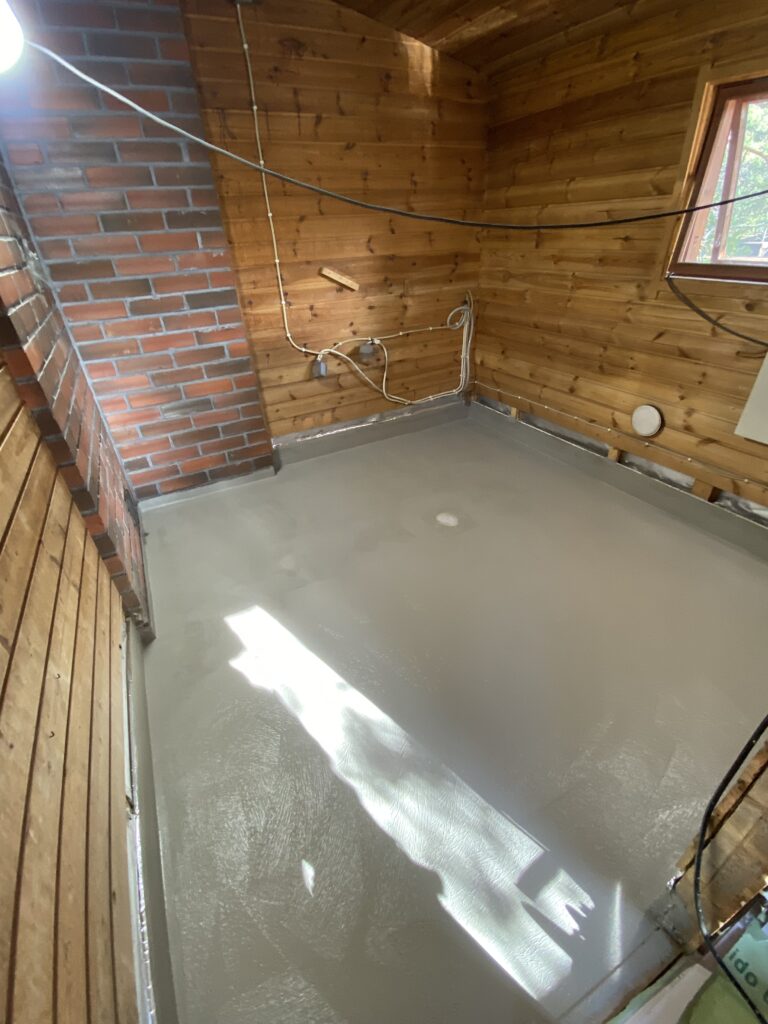 Lattiaan uuden pinnan valaminen.