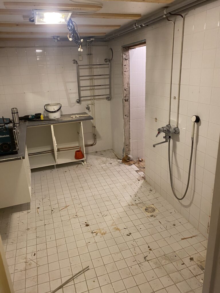 Lähtötilanne kodinhoitohuoneessa joka muokattiin kokonaan uudestaan.