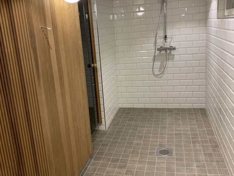 Kellarin sauna ja pesutilat.