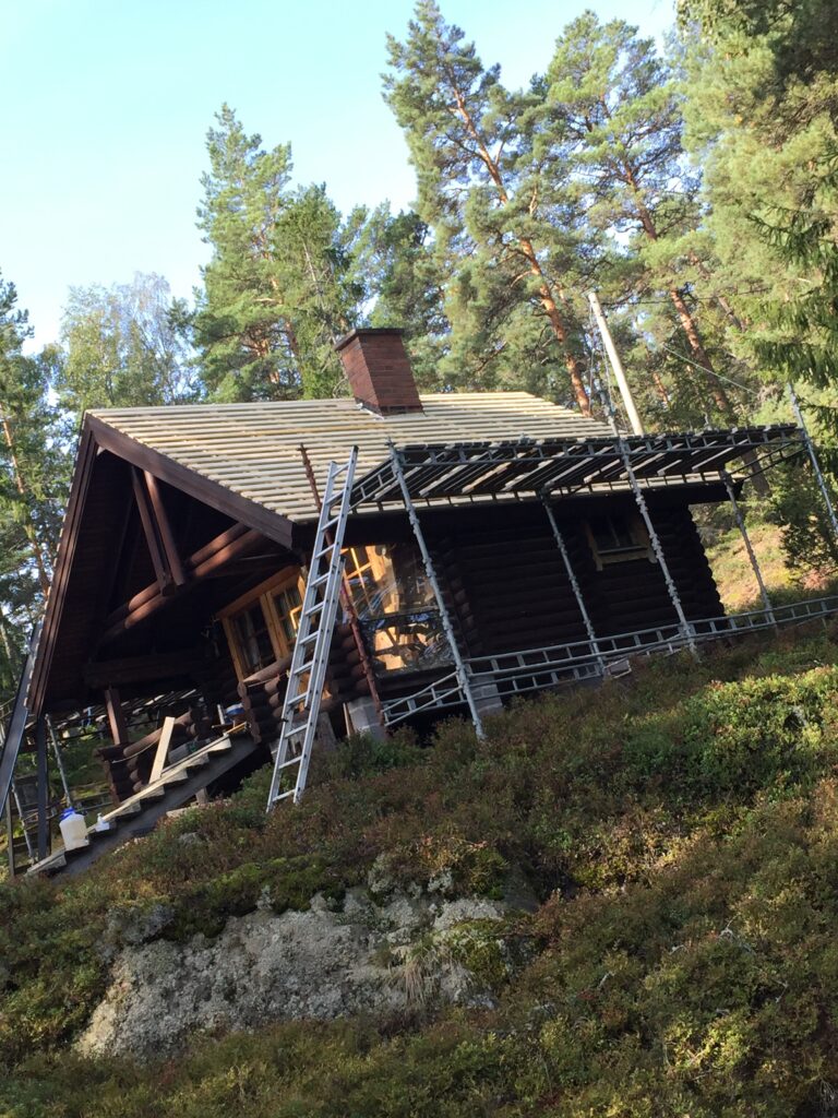 Uudet kattoruoteet asennettiin vanhan katon päälle.